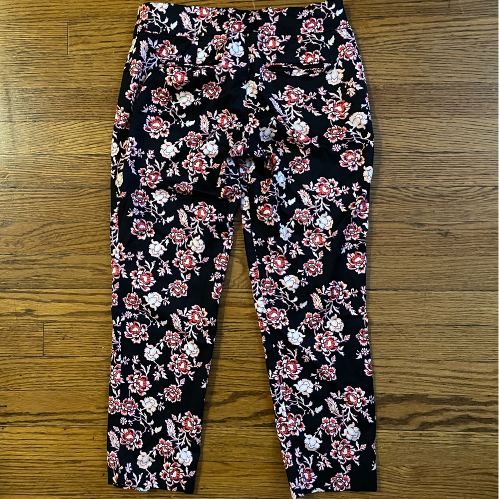 Ann Taylor Black and Pink Floral Patterned Low Rise Capri Pants with Pockets - Picture 5 of 8